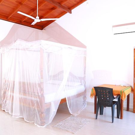 The King Apartment Hikkaduwa Esterno foto