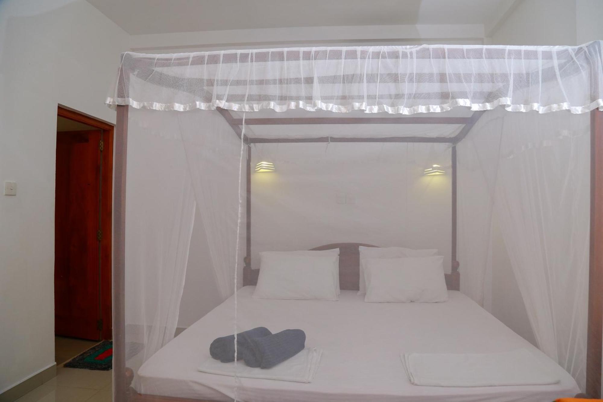 The King Apartment Hikkaduwa Esterno foto