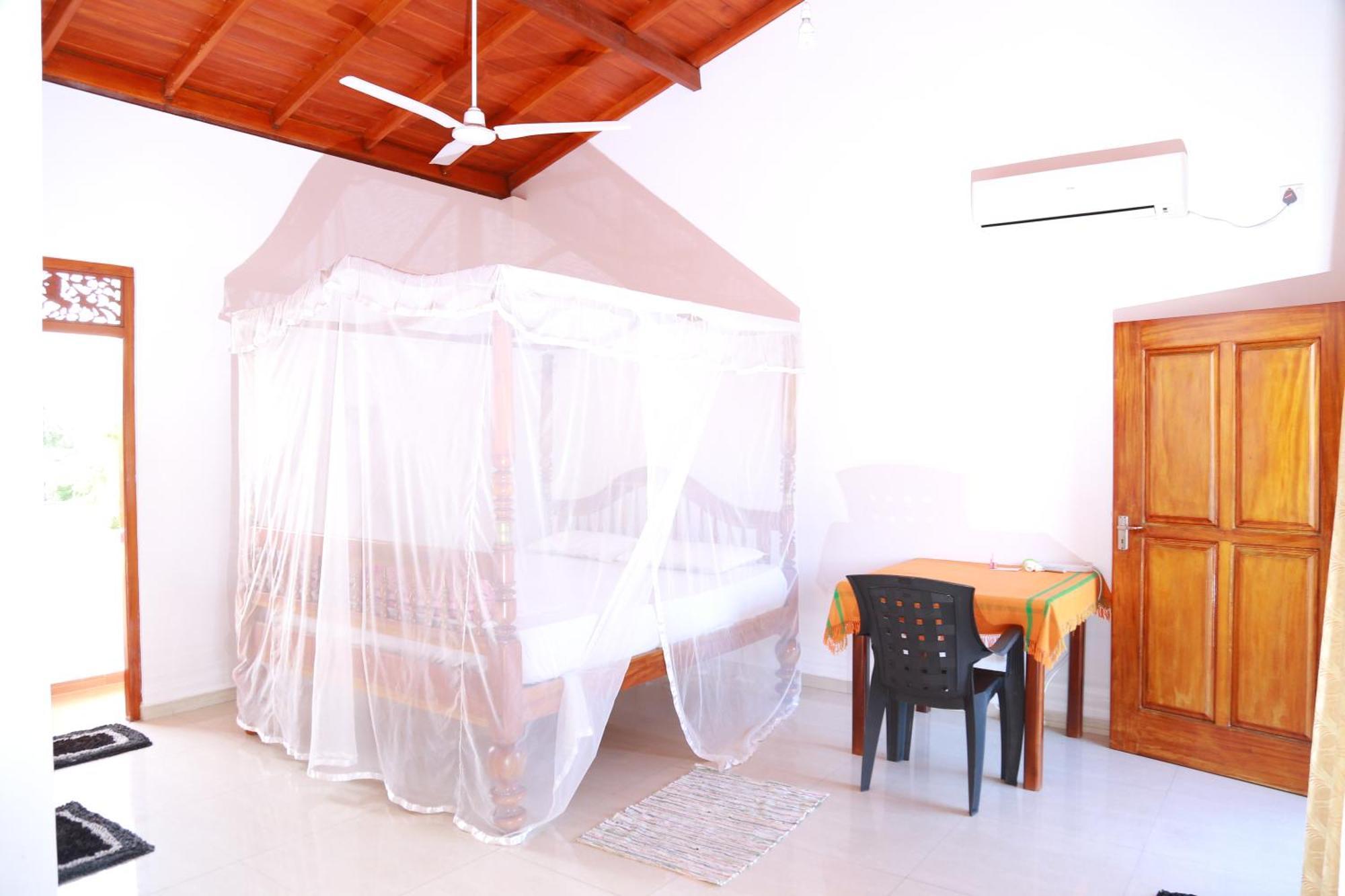 The King Apartment Hikkaduwa Esterno foto