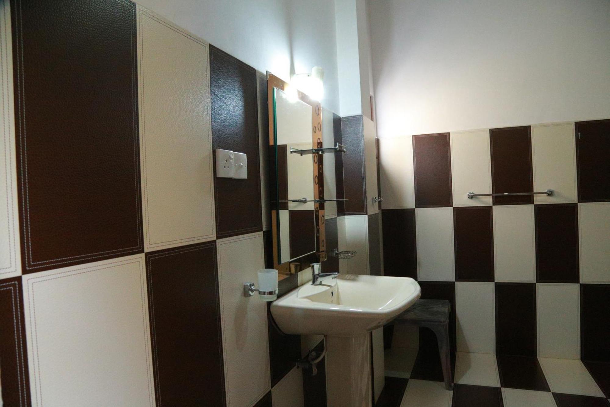 The King Apartment Hikkaduwa Esterno foto