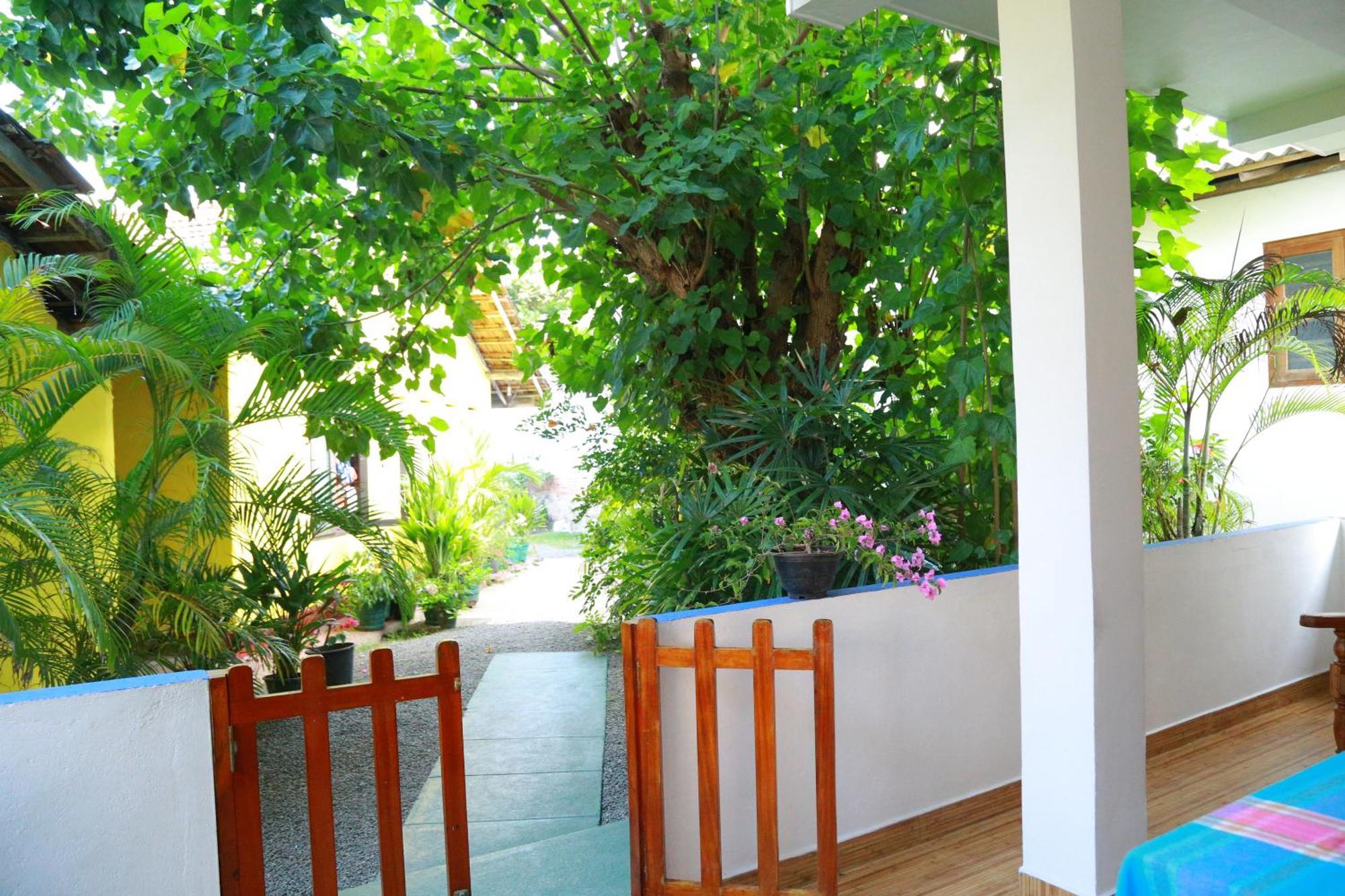 The King Apartment Hikkaduwa Esterno foto