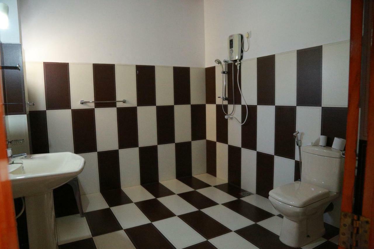 The King Apartment Hikkaduwa Esterno foto